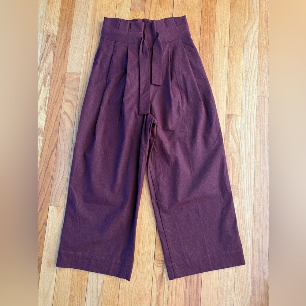 Women's High-Waisted Cropped Pants in Burgundy.
